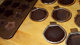 Čokoláda podle   manžela  "vařilmyšák" plněná sojovým sukem s rumem