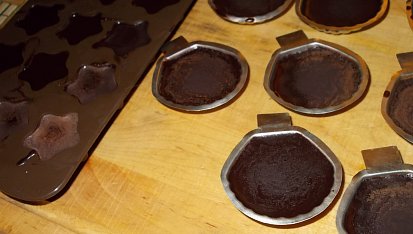 Čokoláda podle   manžela  "vařilmyšák" plněná sojovým sukem s rumem