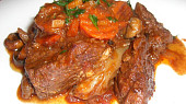 Daub de boeuf (dušené hovězí maso s červeným vínem, česnekem a tymiánem)