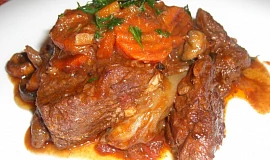 Daub de boeuf (dušené hovězí maso s červeným vínem, česnekem a tymiánem)