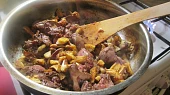 Drůbeží játra s penízovkou sametonohou a kořením Adobado, k játrům přidáme pokrájenou penízovku...
