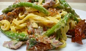 Fettuccine se schwarzwaldskou šunkou, fazolkami a sušenými rajčaty