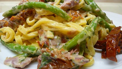Fettuccine se schwarzwaldskou šunkou, fazolkami a sušenými rajčaty