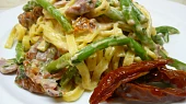 Fettuccine se schwarzwaldskou šunkou, fazolkami a sušenými rajčaty