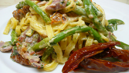 Fettuccine se schwarzwaldskou šunkou, fazolkami a sušenými rajčaty