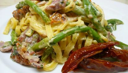 Fettuccine se schwarzwaldskou šunkou, fazolkami a sušenými rajčaty