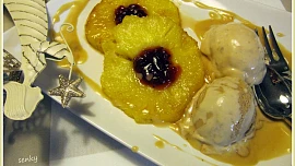 Grilovaný ananas s karamelovou omáčkou