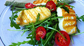 Grilovaný sýr Halloumi s rukolou a rajčaty