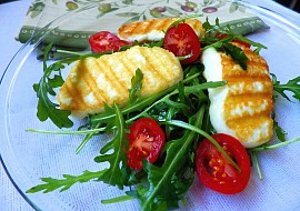 Grilovaný sýr Halloumi s rukolou a rajčaty