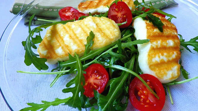 Grilovaný sýr Halloumi s rukolou a rajčaty