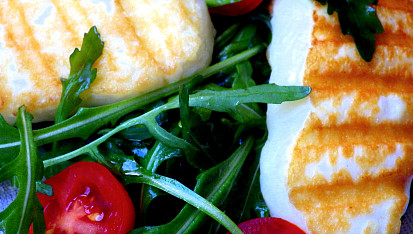 Grilovaný sýr Halloumi s rukolou a rajčaty