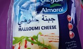 Grilovaný sýr Halloumi s rukolou a rajčaty