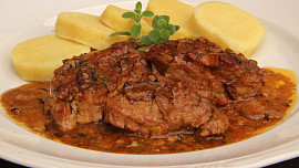 Gulášové krůtí plátky na houbách