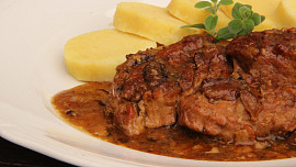 Gulášové krůtí plátky na houbách