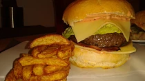 Hovězí hamburger s domácí bulkou