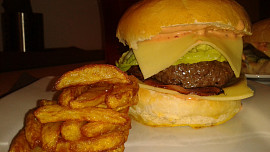 Hovězí hamburger s domácí bulkou