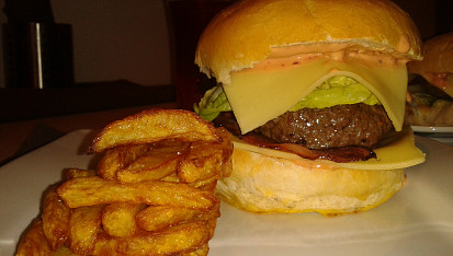 Hovězí hamburger s domácí bulkou