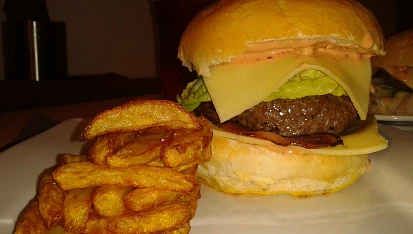 Hovězí hamburger s domácí bulkou