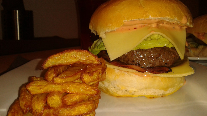 Hovězí hamburger s domácí bulkou