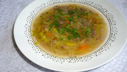 Hovězí polévka s pórkem a masem
