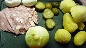 Hovězi směs  s bramborem z jednoho hrnce, se salámem Horal a další přísady