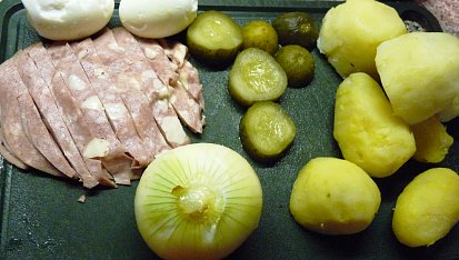 Hovězi směs  s bramborem z jednoho hrnce, se salámem Horal a další přísady