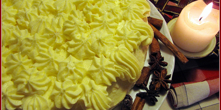Jablíčkový dort s tvarohovo-citronovým krémem.