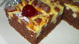 Koláček,  zdobený lučinovo- tvarohovou krajkou