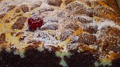 Koláček,  zdobený lučinovo- tvarohovou krajkou