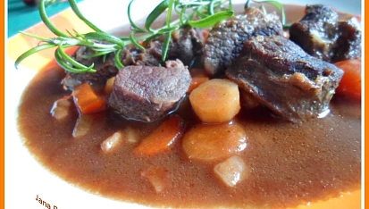 Kostelecké jelení maso, zeleninu orestujeme na másle a slanině