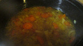 Krémová mrkvová polévka dobrá a jiná, vaříme do rozvaření....
