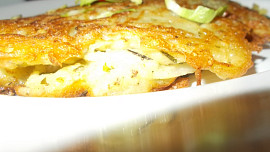 Křupavý bramborák  s uzenou krkovicí a saturejkou