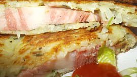 Křupavý bramborák  s uzenou krkovicí a saturejkou