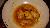Kuře v zelené chilli-mátovo-koriandrové omáčce (kuře jsem podlila trochou vody a podusila do měkka)