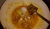 Kuře v zelené chilli-mátovo-koriandrové omáčce (jogurt a česnekovo zázvorová kostka)
