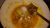 Kuře v zelené chilli-mátovo-koriandrové omáčce (jogurt a česnekovo zázvorová kostka)