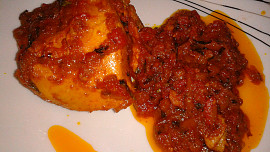 Kuře vařené ve woku s rajčatovou omáčkou a řeckým senem