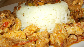 Kuřecí ostřejší  nudličky  s barevnou zeleninou a  žampiony