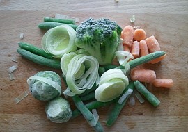 Kuřecí směs se zeleninou a houbami v parním hrnci