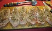 Kuřecí steak s hlívovou čepičkou, okořeněné a malinko naklepané...