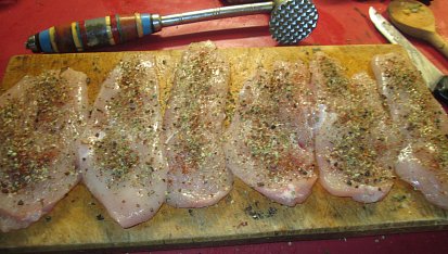 Kuřecí steak s hlívovou čepičkou, okořeněné a malinko naklepané...