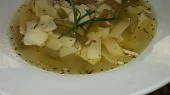 Kuřecí vývar z fazolkami, saturejkou, celerem a  širokými nudlemi
