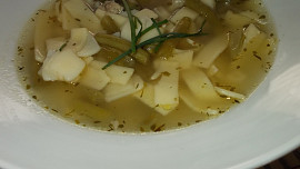 Kuřecí vývar z fazolkami, saturejkou, celerem a  širokými nudlemi