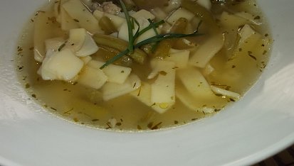 Kuřecí vývar z fazolkami, saturejkou, celerem a  širokými nudlemi