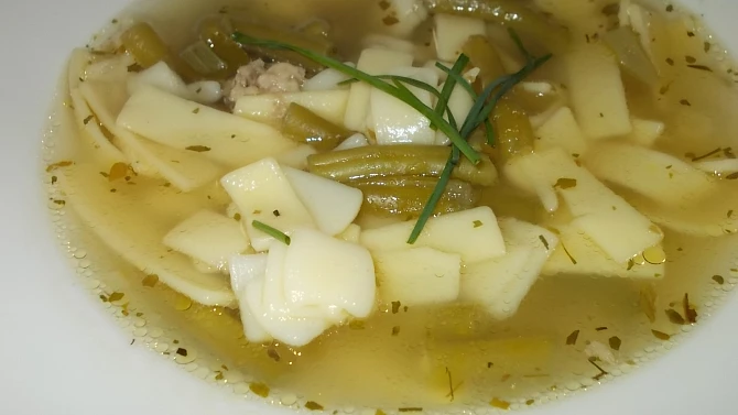 Kuřecí vývar z fazolkami, saturejkou, celerem a  širokými nudlemi