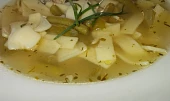 Kuřecí vývar z fazolkami, saturejkou, celerem a  širokými nudlemi