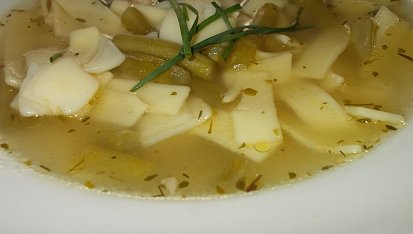 Kuřecí vývar z fazolkami, saturejkou, celerem a  širokými nudlemi