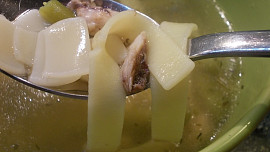 Kuřecí vývar z fazolkami, saturejkou, celerem a  širokými nudlemi