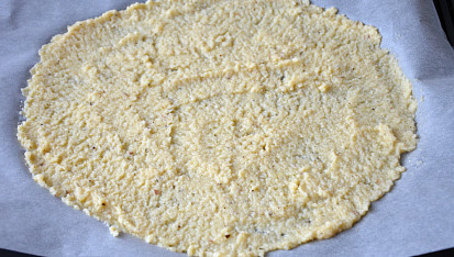 Květákovo - celerová pizza bez mouky, před pečením
