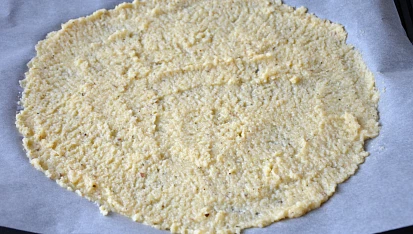 Květákovo - celerová pizza bez mouky, před pečením